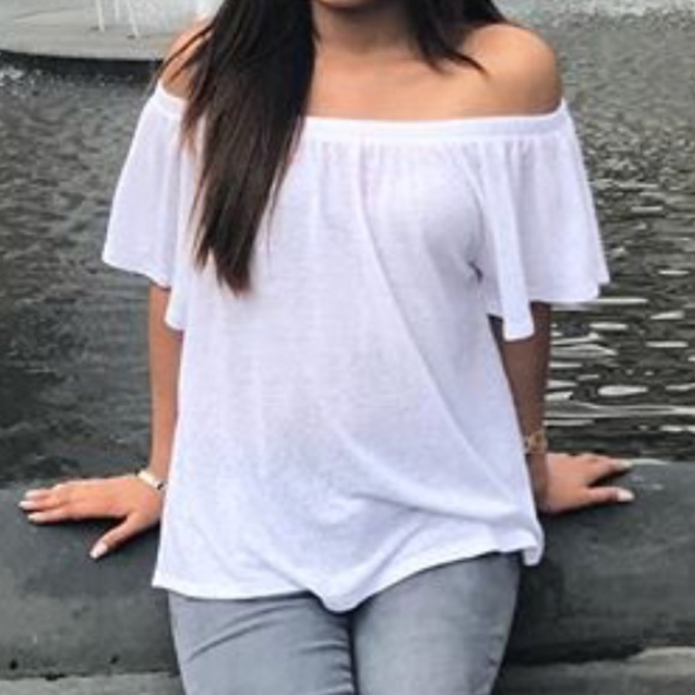 Gap off-the shoulder white top. Size MEDIUM